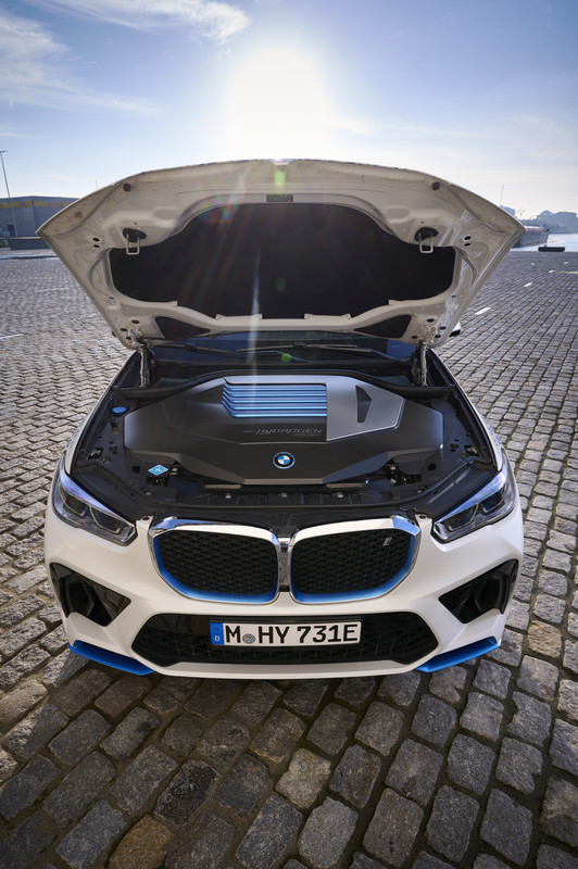 P90494463_highRes_bmw-ix5-hydrogen-on-
