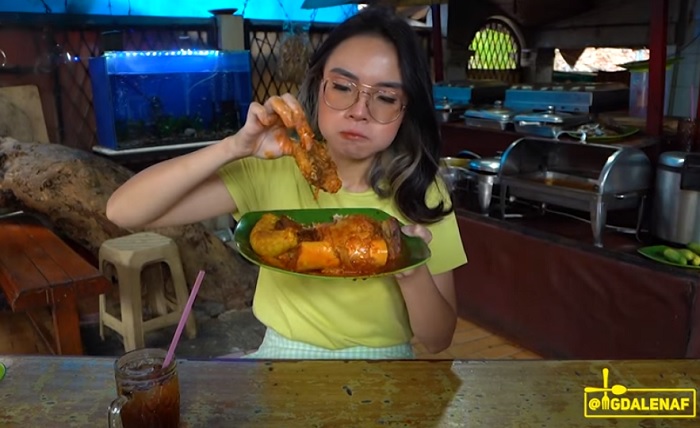 Magda saat mencicipi sajian kuliner di Warung Nasi Padang Dibao Untuang.