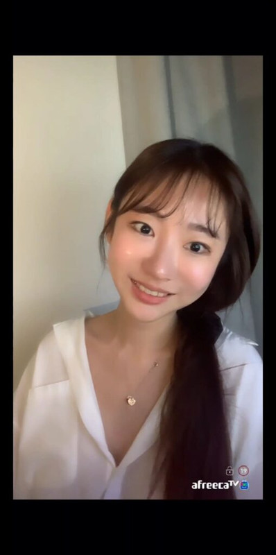 최초공개-둘기얏-비번방-첫방-가슴노출.mp4_000244362-509x1024