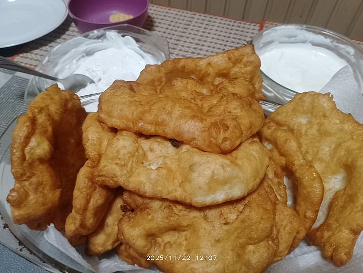 https://i.postimg.cc/q7Sqn1ps/langos-20251122.jpg