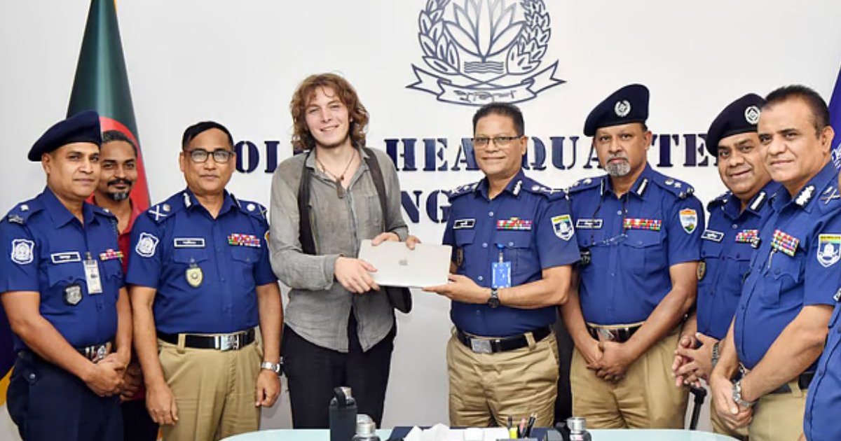 জার্মান পর্যটক ফিরে পেলেন তার সেই চুরি হওয়া ল্যাপটপটি