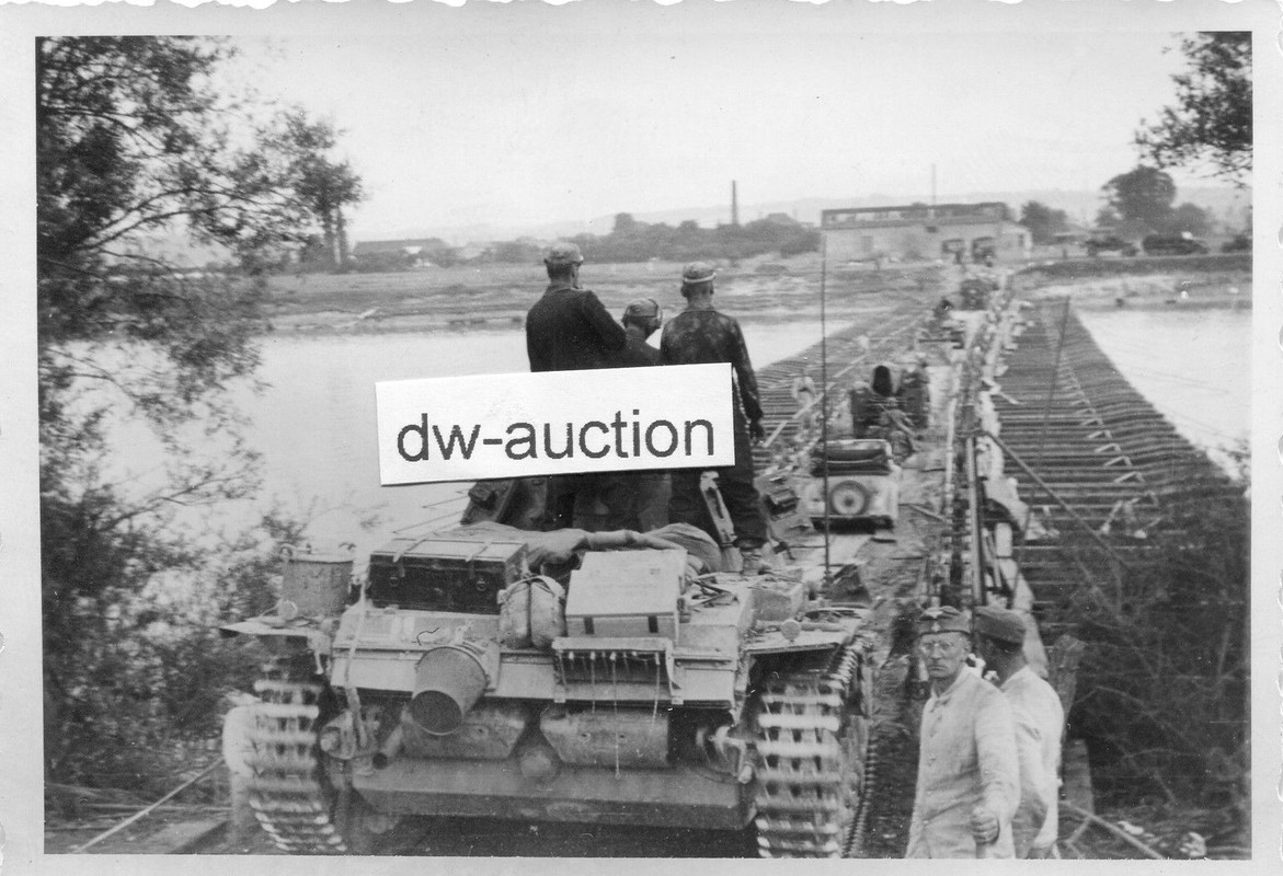 Panzer auf Behelfsbrücke