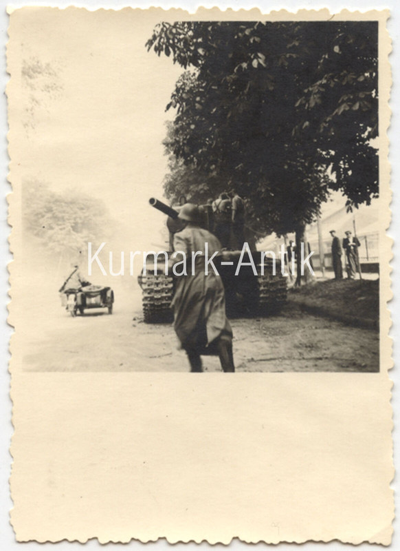 Foto Wehrmacht Aufklärungs Regt. 9 Russland Beute Panzer KW2 TOP