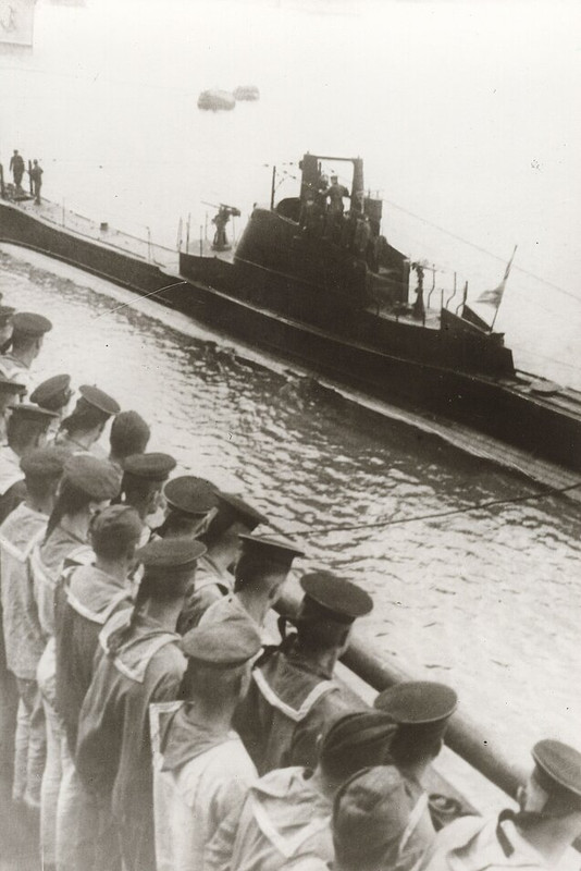 Щ-215 швартуется к Щ-209, стоящей под бортом плавбазы Нева, фото с борта плавбазы... еще с 12,7-мм Д