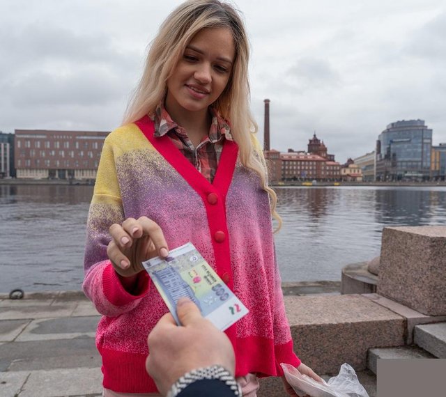 A Young Wife Had Sex With A Stranger For Money At Home In Front Of Her Husband 5