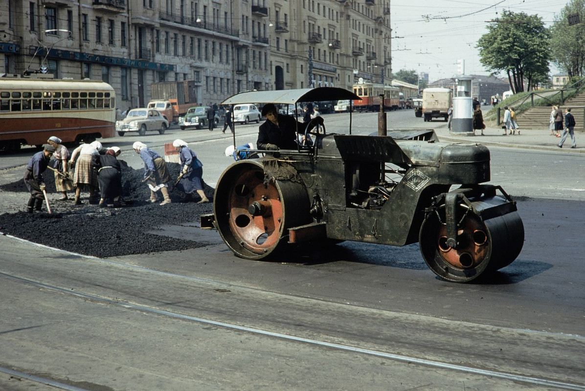128 Укладка асфальта на Каланчёвской улице в Москве, 1959 год