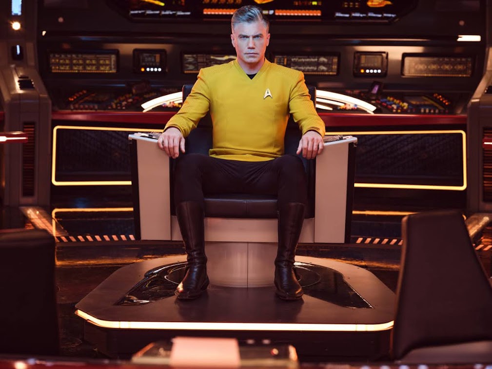 Captain-Christopher-Pike-on-the-Enterprise-1701-Bridge-circa-2259.jpg