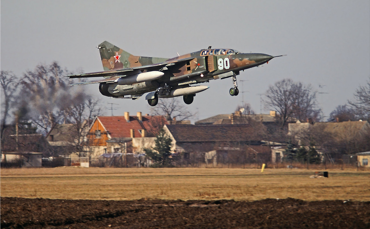 559 APIB Mig-23UB 90 Blue_6902004 (10)