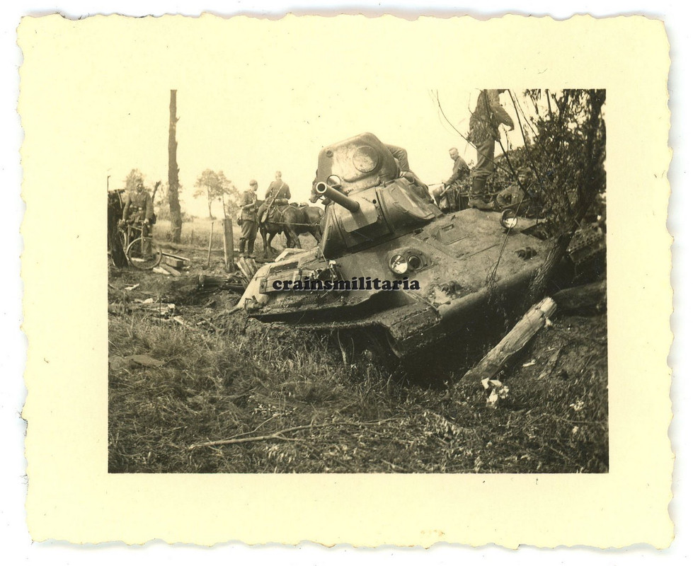 Orig. Foto zerstörte russische Beute Panzer T-34 Tank m. Wappen in Russland 1941 (1)
