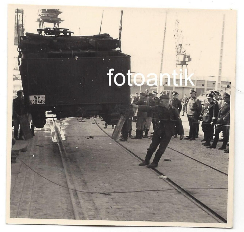 Foto Operation Seelöwe Frankreich Hafen Schiff Frachter Panzer Halbkette (5)