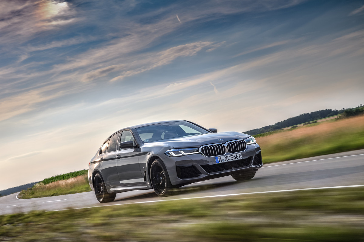 P90395465_highRes_the-new-bmw-545e-xdr
