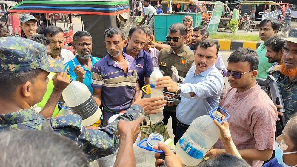 রাসায়নিক মেশানো দুধ ড্রেনে, পানি মেশানো দুধ বিক্রি ৩০ টাকায়
