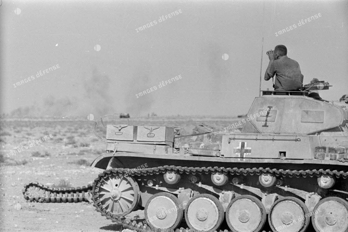 Le chef de char d'un Pz-II Ausf-B ou C observe à la jumelle les mouvements.