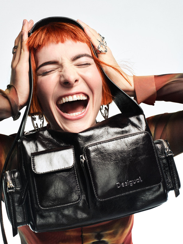 Hari Nef, dal film Barbie alla campagna Desigual FW23-24 Hari Nef, dal film Barbie alla campagna Desigual FW23-24