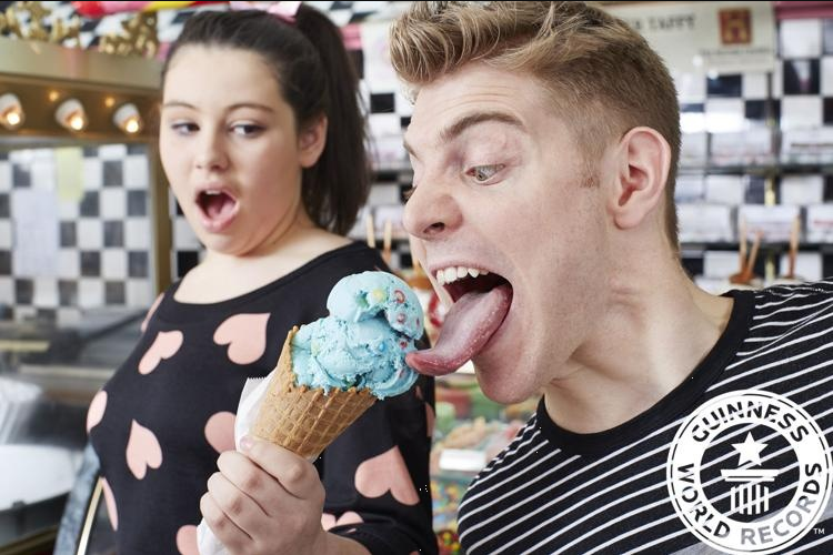 El hombre con la lengua más larga del mundo muestra habilidades únicas