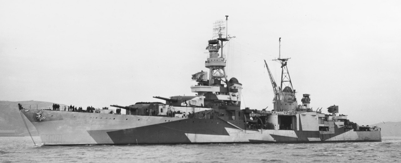 1920px-USS_Louisville_(CA-28)_off_the_Mare_Island_Naval_Shipyard_on_17_December_1943_(19-N-57222)_(c