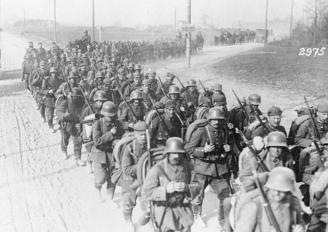 A l'appel de Kriegstein, marchaient les bataillons Blancs. Sabrant les troupes bolcheviques, en ralliant les Götterlandais. Dans leurs campagnes épiques, ils traquaient les communistes tremblant.
