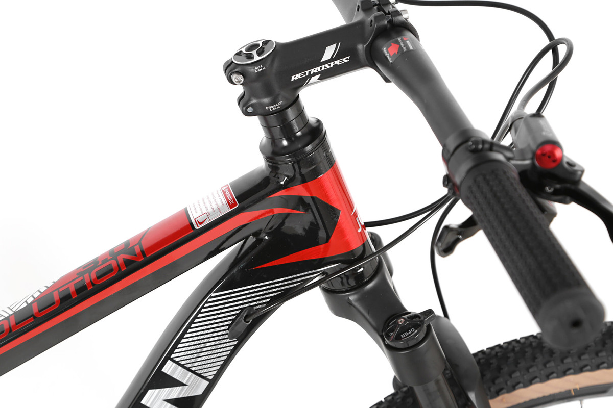 Detalle de los frenos de disco y la transmisión de la bicicleta Julen Evolution 3.0.