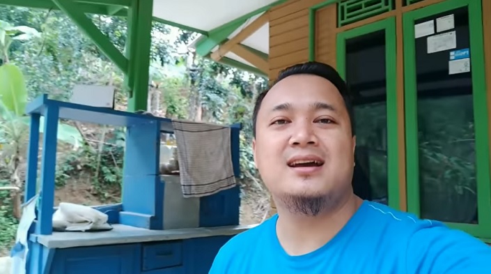 Gerobak biru mi ayam milik Lesti Kejora.
