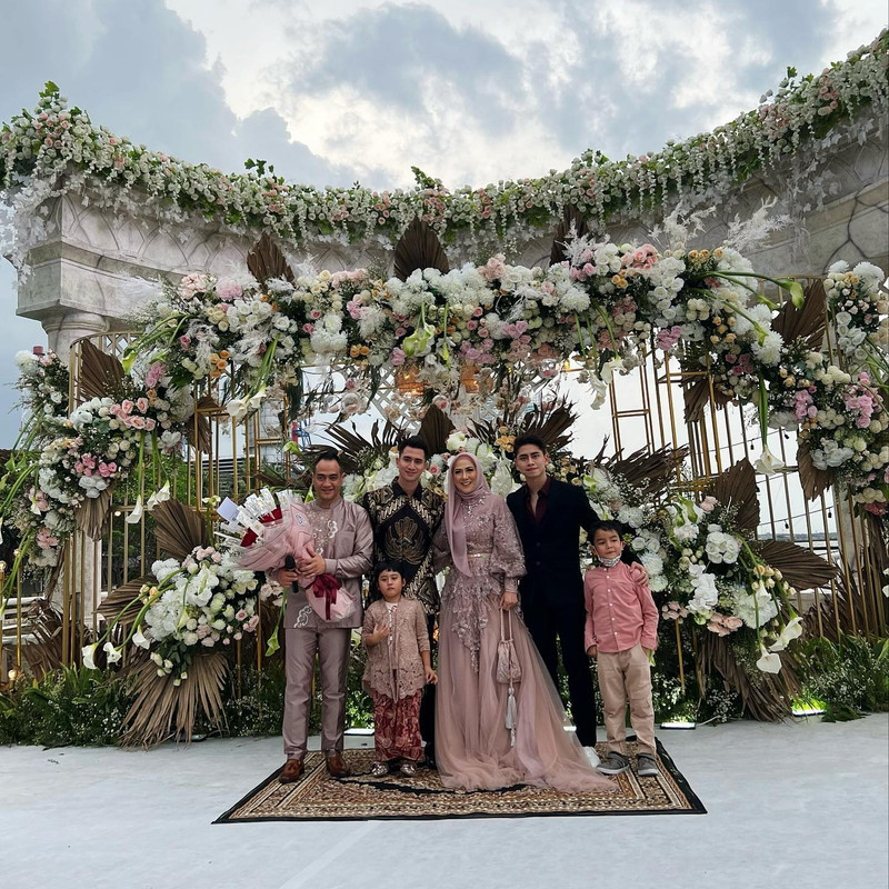 Verrell dan Athalla berfoto Venna Melinda dan Ferry Irawan dalam acara lamaran