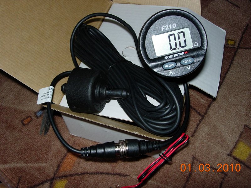 расходомер топлива lm102. контроллер расхода воды с выносным дисплеем. цифровой тахометр со счетчиком моточасов для дизеля. расходомер бензина автомобильный. проточный датчик топлива.