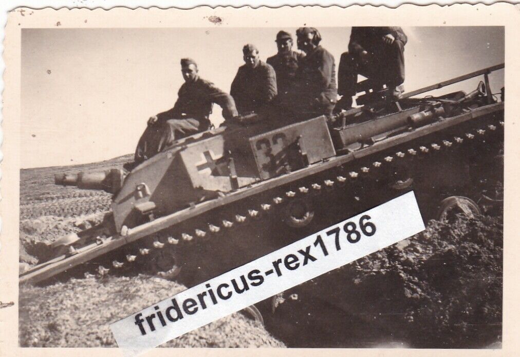 Foto Panzer Tank Sturmgeschütz StuG Abt.33 camo mit Besatzung Fr