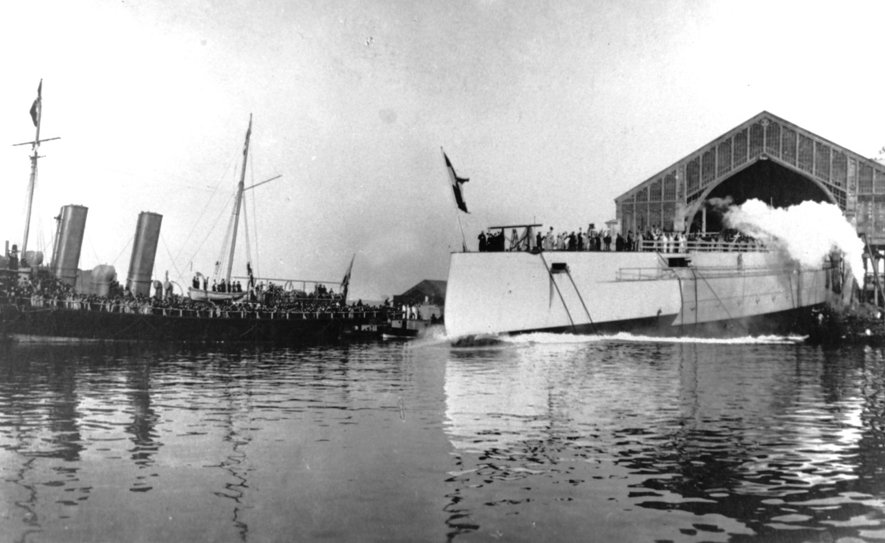 Sankt Georg спуск на воду в Поле, слева крейсер типа Panther, 8 декабря 1903