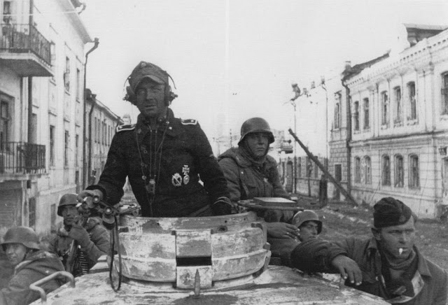 Soldados de la 3ª División Panzer SS Totenkopf entran en Járkov en marzo de 1943 Soldados de la 3ª División Panzer SS Totenkopf entran en Járkov en marzo de 1943