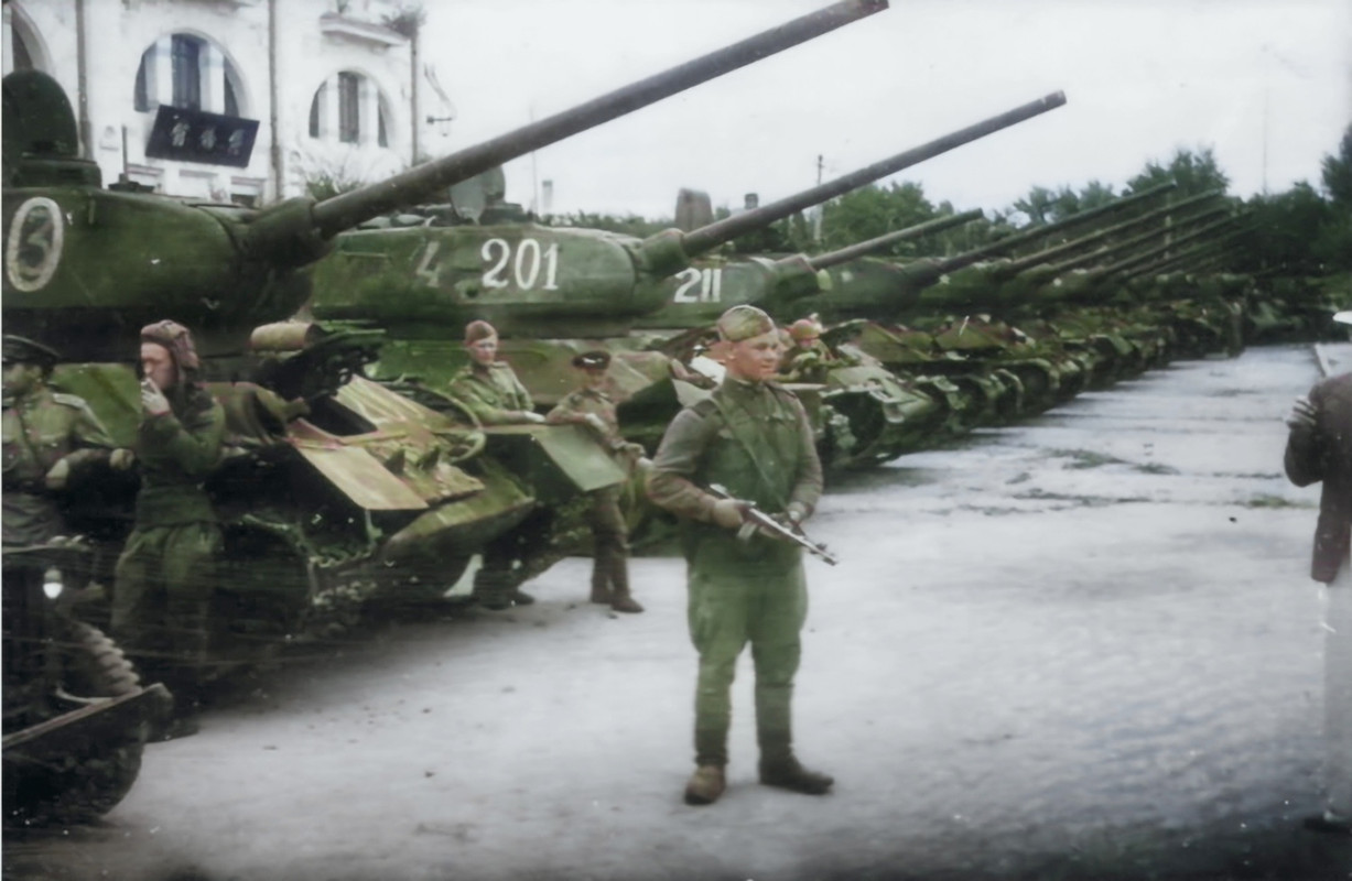 Le T34/85 - Page 2 T-34-en-Mandchourie-Kharbin-1945