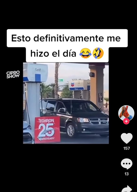 Joven no puede poner gasolina, se le perdió el hoyo para llenar el tanque