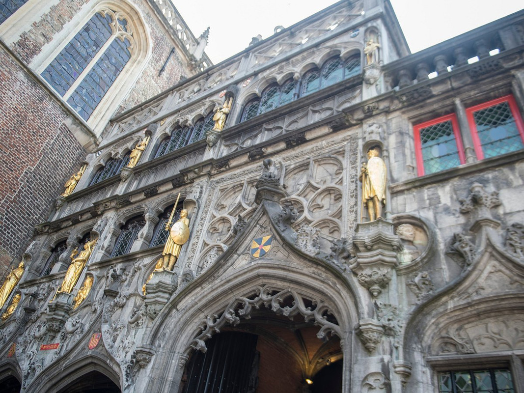 caption Базилика Святой Крови в Брюгге