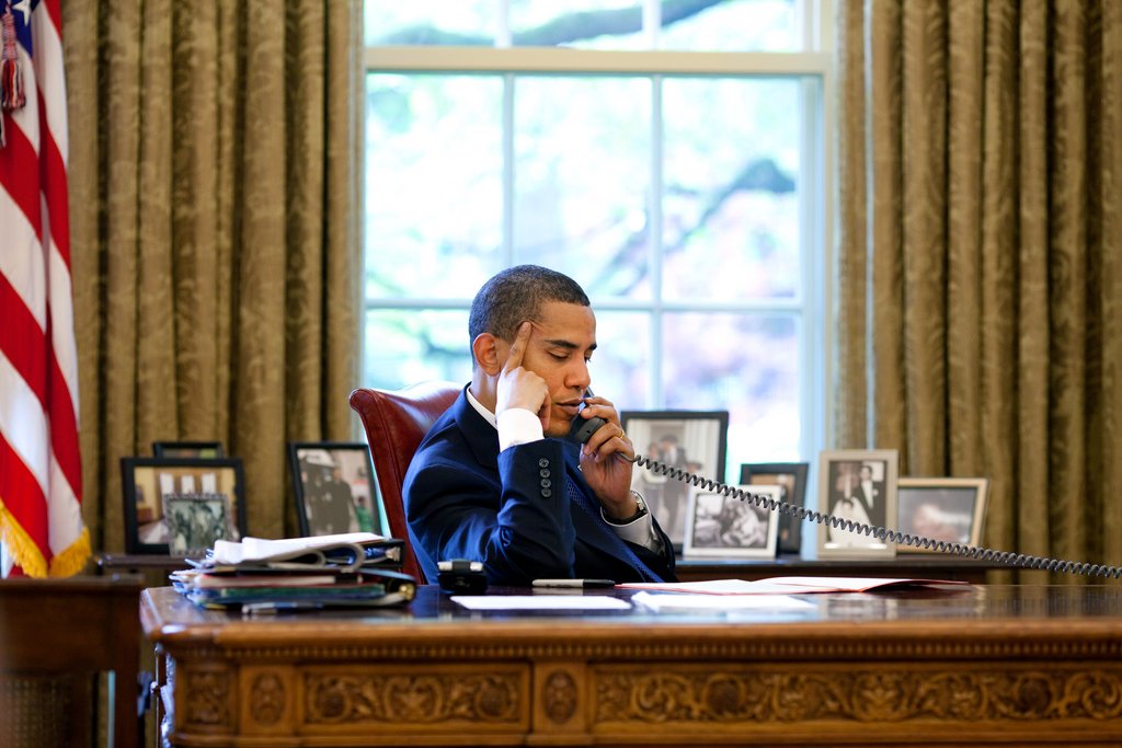 [Изображение: Barack-Obama-talks-on-the-phone-2009-05-06.jpg]