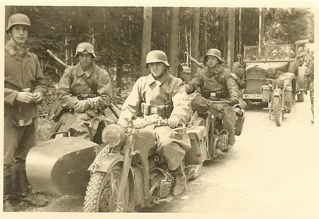Luftwaffe Kradmelder w Motorcycles (WL-135428) w Stopped Column!