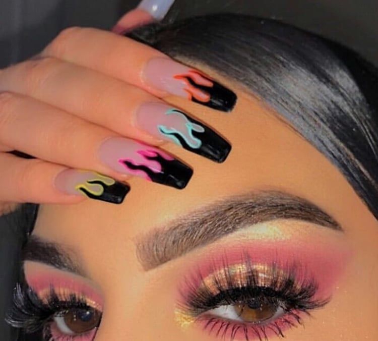 Ideas para uñas de acrílico con llamas de fuego