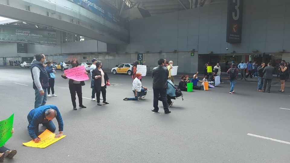 Extrabajadores de Mexicana bloquearon el acceso a la Terminal 1 del Aeropuerto de la CDMX