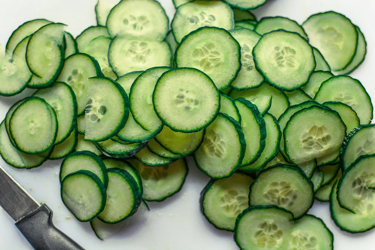 Con esta receta fácil prepara unas chips de pepino, delicioso snack saludable