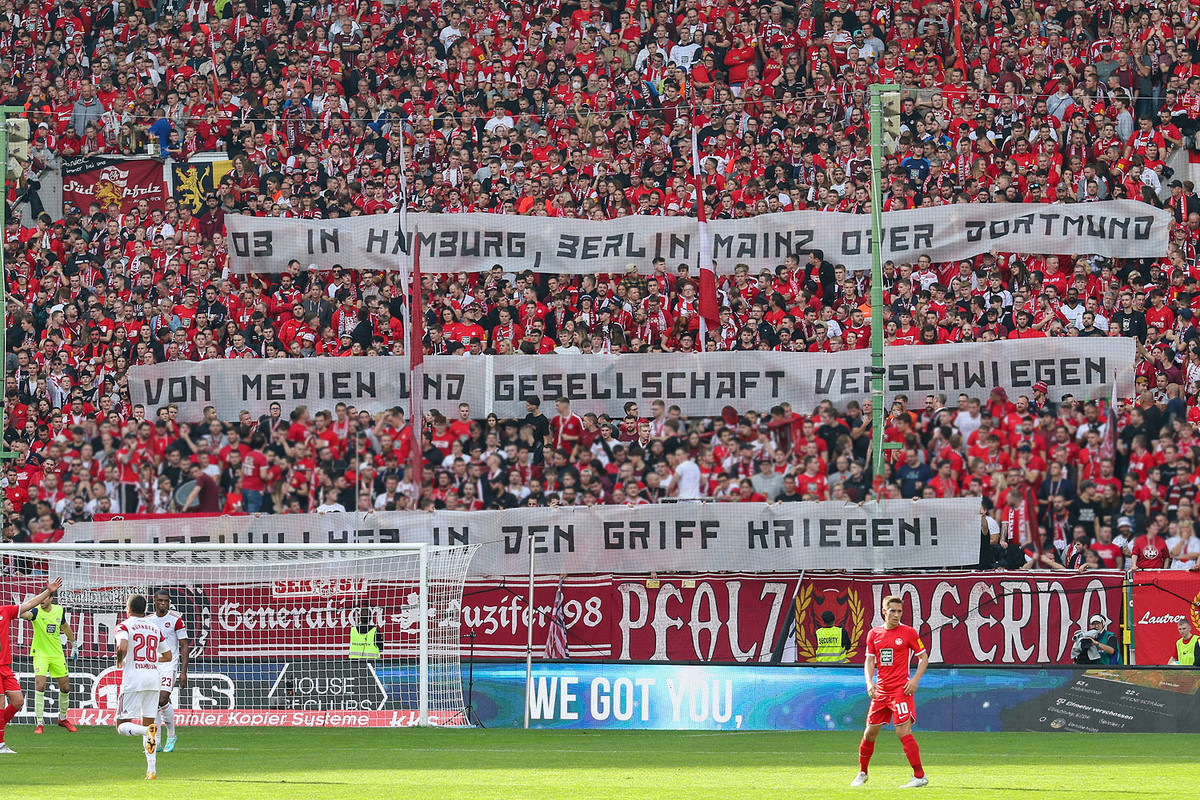 1-fc-kaiserslautern-1-fc-nuernberg-2-bundesliga-2022-2023-23