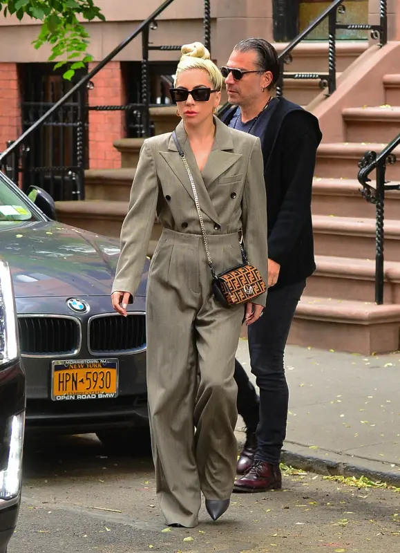 5-28-18-Leaving-her-apartment-in-NYC-001