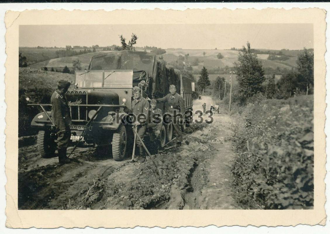 Foto Henschel LKW der Luftwaffe mit Anhänger hat sich im Gelände festgefahren !