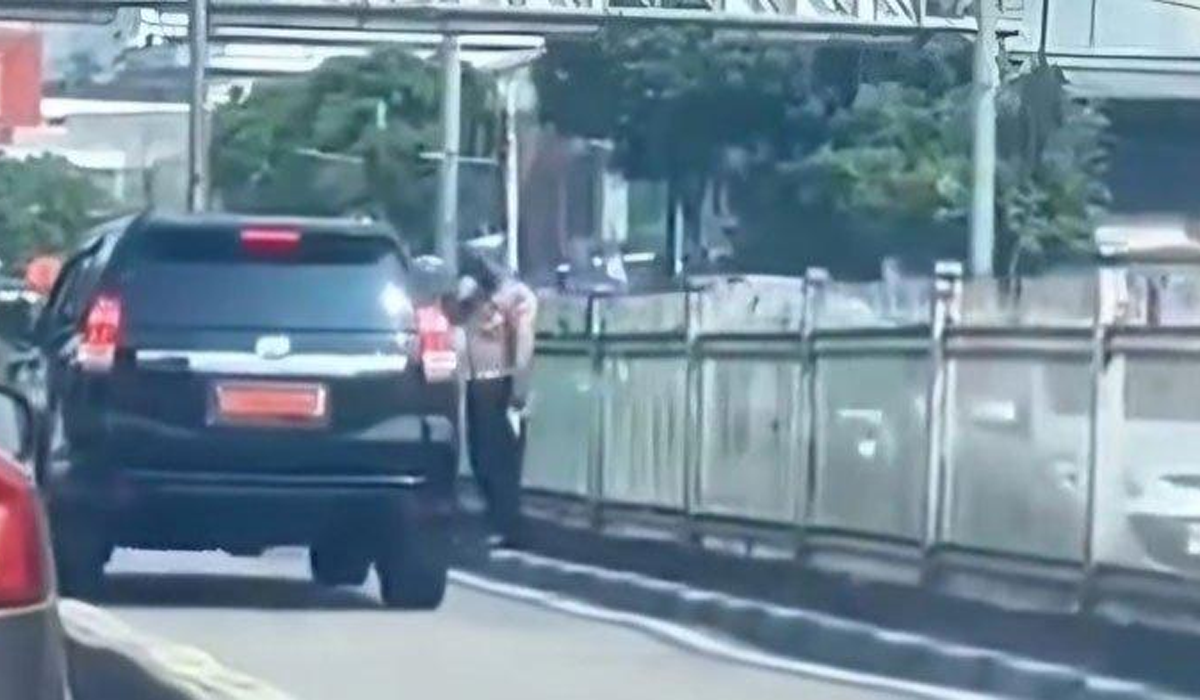 Viral! Polisi Beri Hormat Saat Mobil Dinas Masuk Jalur TransJakarta, Tuai Kecaman