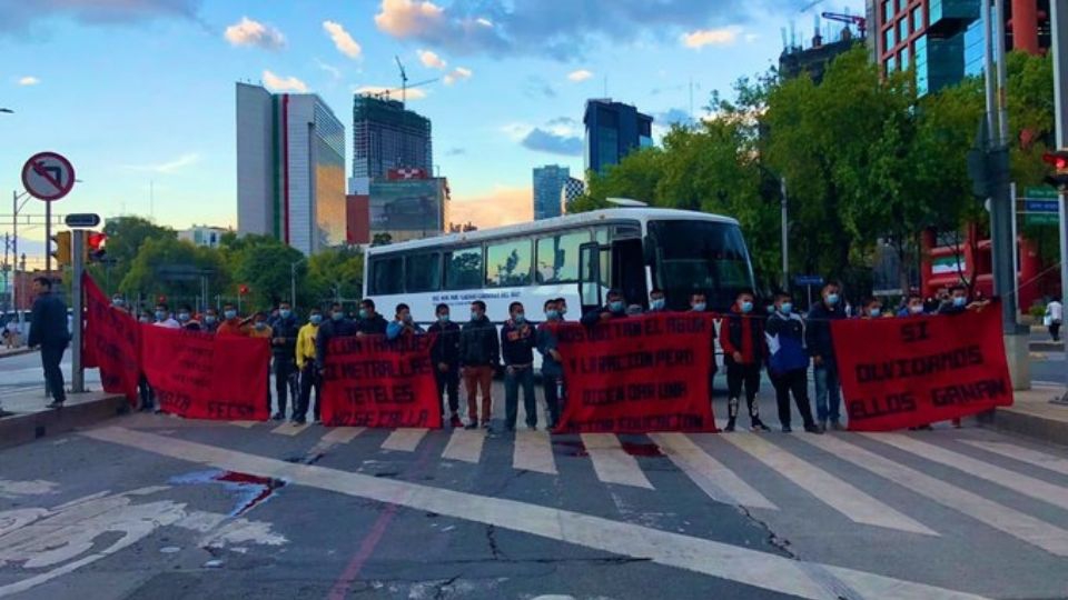 Normalistas llevan más de 29 horas de bloqueo; realizan pintas en Embajada de Israel