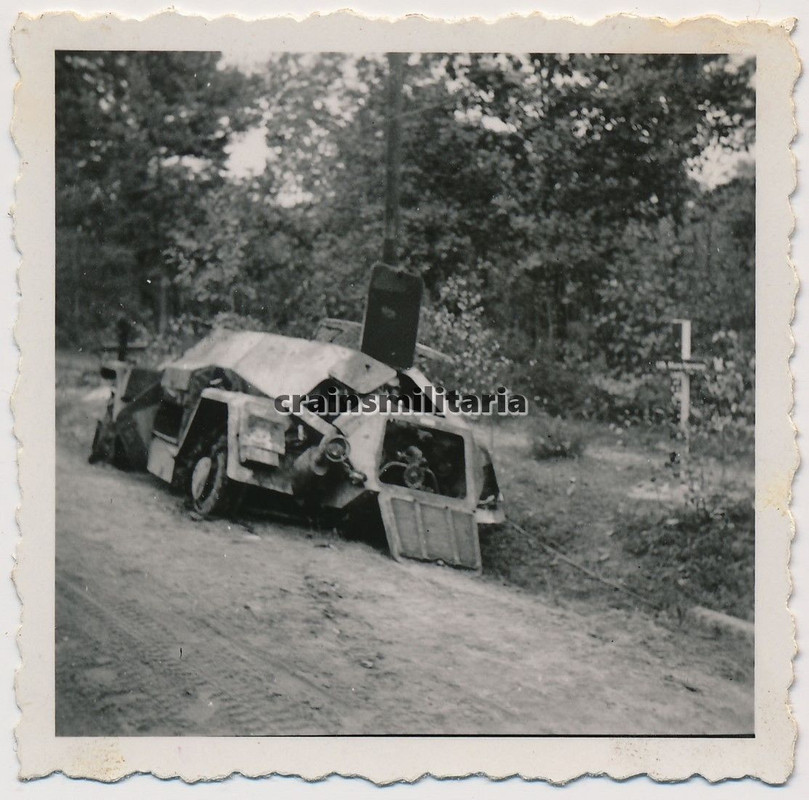 Orig. Foto SdKfz 221 Panzerspähwagen Wrack mit G