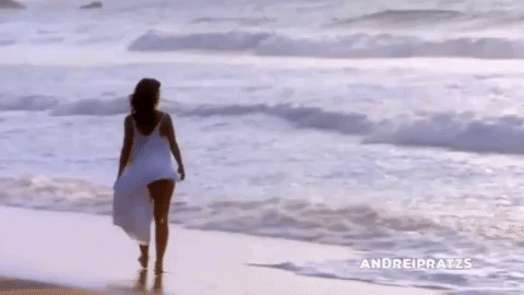 она по бережку идет