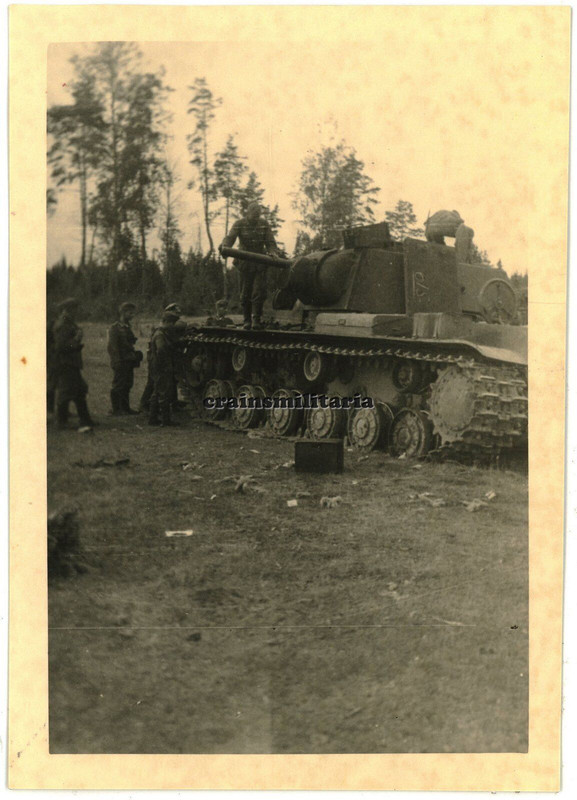 Orig. Foto zerstörte russische Beute Panzer KW-1 KV-1 Tank in Litauen 1941