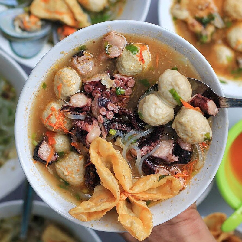 Bakso dengan tambahan potongan gurita rebus