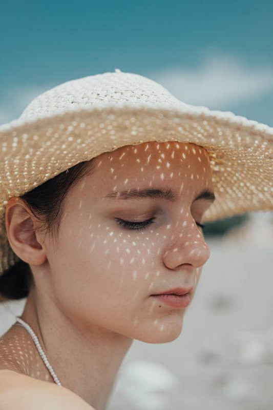 Vitamin C provides antioxidant benefits to the skin and protects the skin against daily environmental damage.