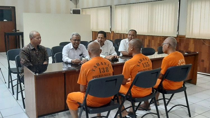 Sukirno Ketua Lembaga Konsultasi Bantuan Hukum PGRI DIY, Arif Haryono Plt Kepala Dinas Pendidikan Sleman, Andar Rujito Kepala Biro Advokasi Perlindungan Hukum dan Penegakan Kode Etik PGRI DIY dan Penjabat Sekda Sleman Hardo Kiswoyo saat berbincang dengan tiga tersangka R, IYA dan DDS di Mapolres Sleman