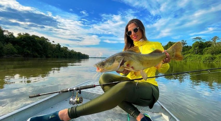 Barco de pesca en lago o río chileno