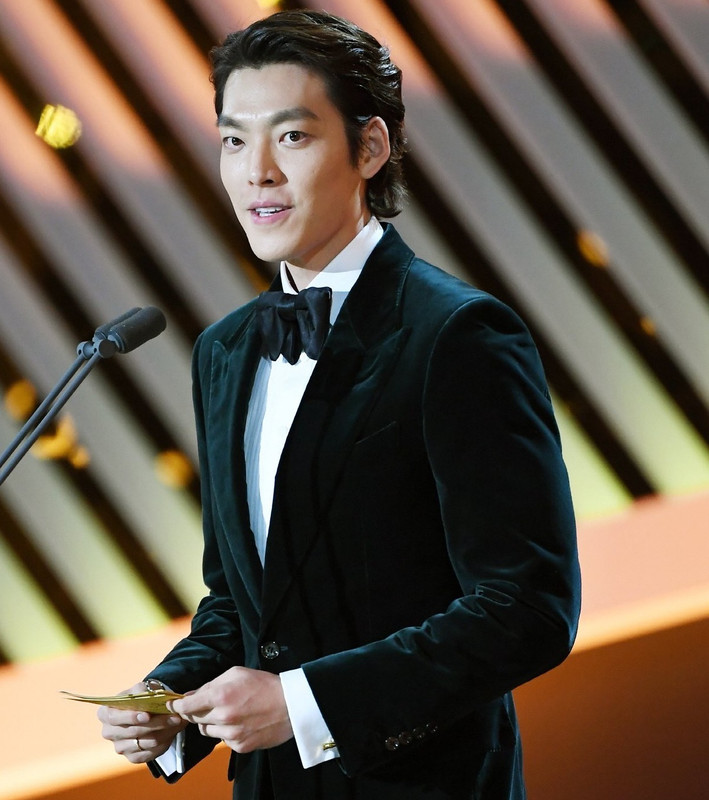 kim woobin tampil ceria