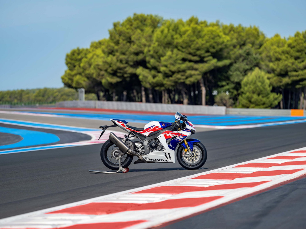 Спортбайк Honda CBR1000RR-R Fireblade SP 30th Anniversary 2022